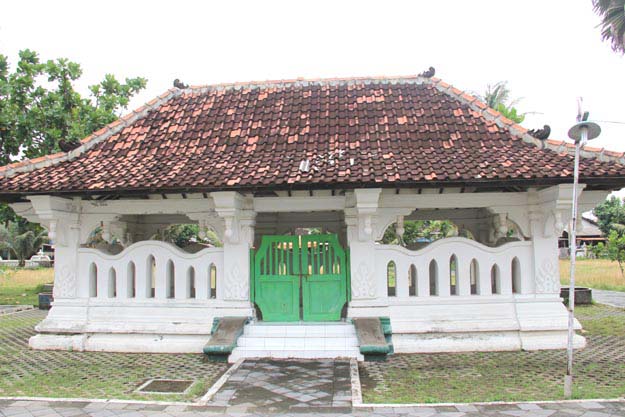 Salah satu gedung kembar di sisi depan Cepuri Parangkusumo, difoto: Selasa, 11 Februari 2014, foto: a.sartono