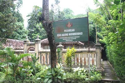 DUA VERSI MAKAM KI AGENG MANDARAKA (KI JURU MERTANI)