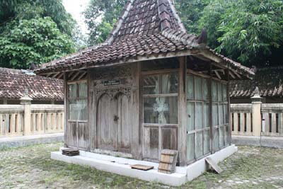 DUA VERSI MAKAM KI AGENG MANDARAKA (KI JURU MERTANI)