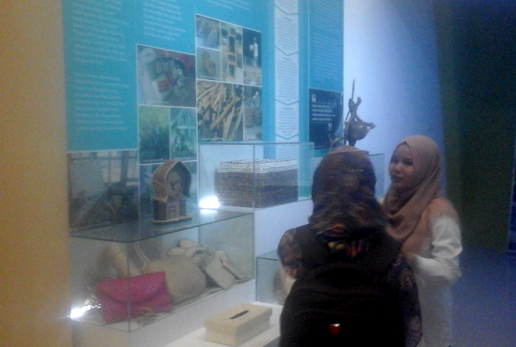 Koleksi kerajinan dari tumbuhan sekitar pantai di Museum Gumuk Pasir. Foto: Suwandi