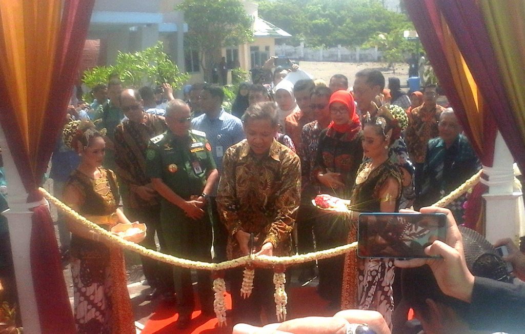 Pengguntingan buntal melati oleh Kepala Badan Informasi Geospasial saat Peresmian Museum Gumuk Pasir Bantul. Foto: Suwandi