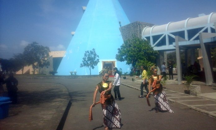 Tarian menyambut peresmian, dengan latar belakang gedung Museum Gumuk Pasir Bantul berbentuk gunung. Foto: Suwandi Tarian menyambut peresmian, dengan latar belakang gedung Museum Gumuk Pasir Bantul berbentuk gunung. Foto: Suwandi