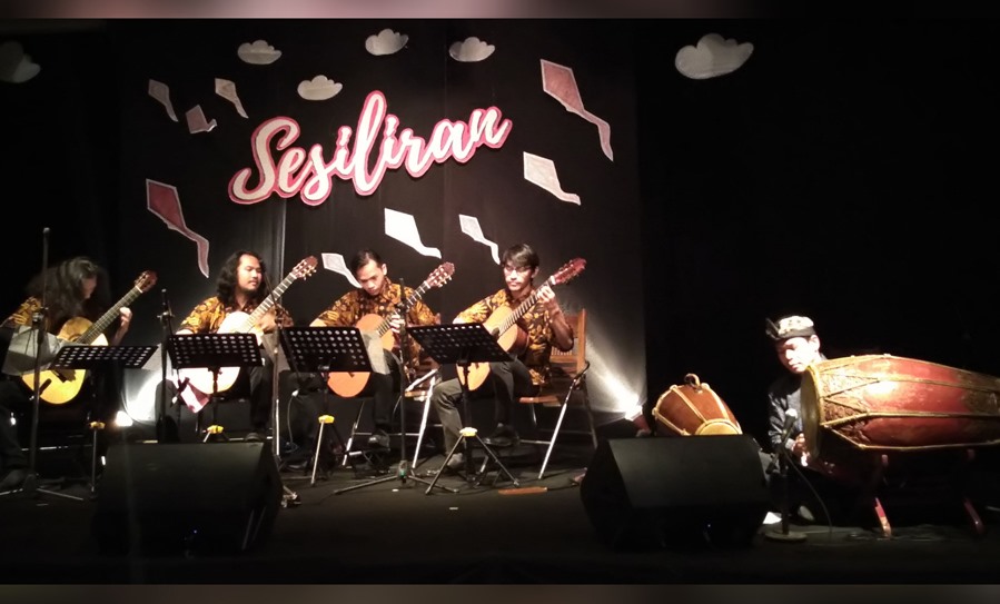 Penampilan dari Kuartet Gitar 4.13 yang berkolaborasi dengan Saryanto. Foto: Raden Satrio