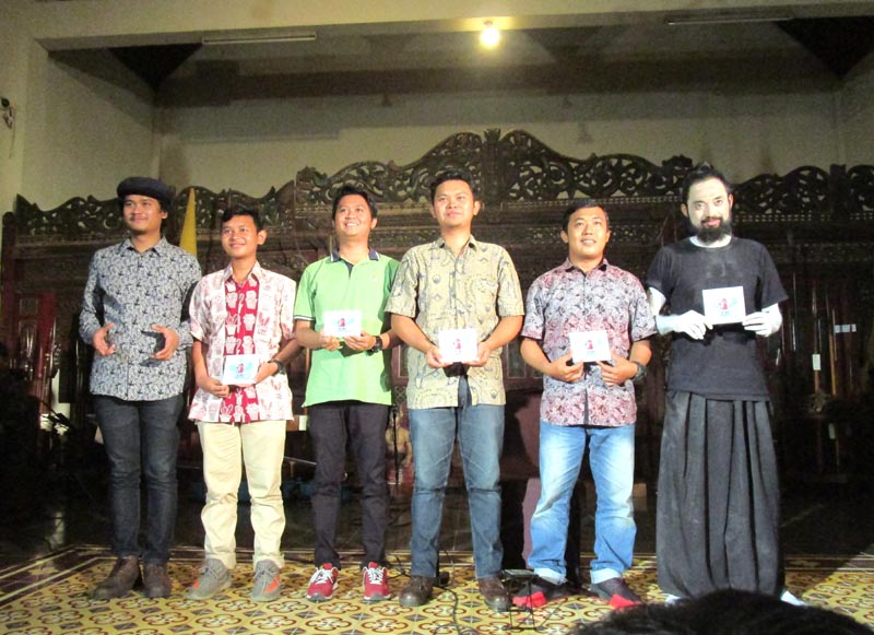 Johanes Kristianto dan beberapa orang yang mendapatkan CD albumnya berfoto bersama. Foto: A. Sartono