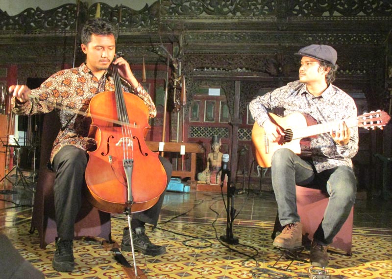 Nandya Abror (Celo) dan Johanes Kristiano (Gitar) dalam lagu Jarak karya Johanes Kristianto. Foto: A. Sartono