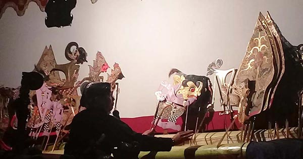 Bagong terharu memeluk Semar, karena support Bapaknya, raja-raja besar pun ikut mendukung pembangunan di dusunnya. foto Ki Agus