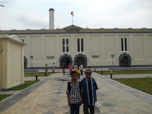 Pengunjung berada di halaman depan museum PG Colomadu, Karanganyar-foto-suwandi
