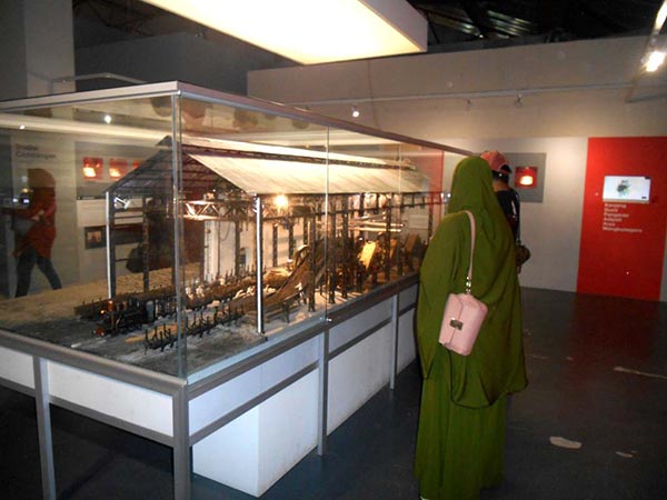 Pengunjung melihat maket penggilingan tebu di museum PG Colomadu-foto-suwandi